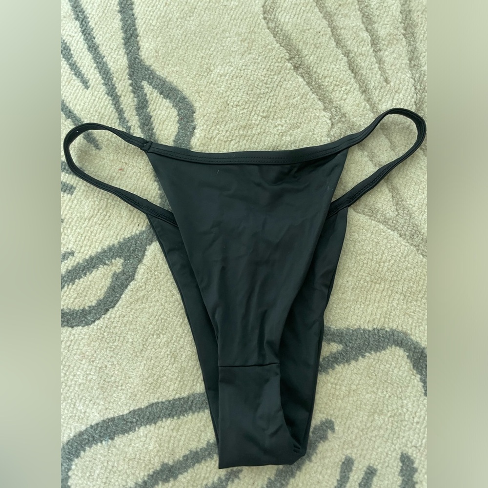 FRANKIES BIKINIS MEDIUM BLACK THONG BOTTOM